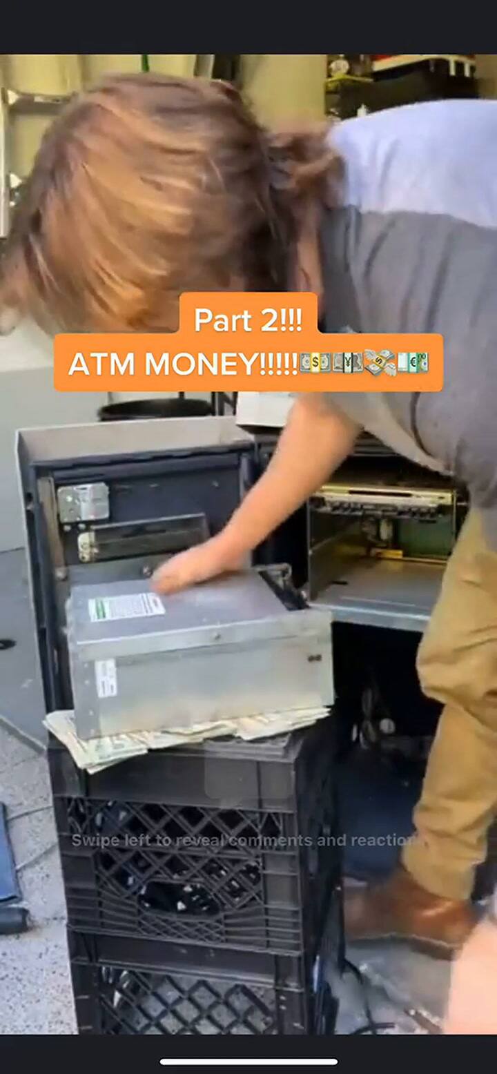 Compran un viejo cajero automático y encuentran dólares - 2da parte
