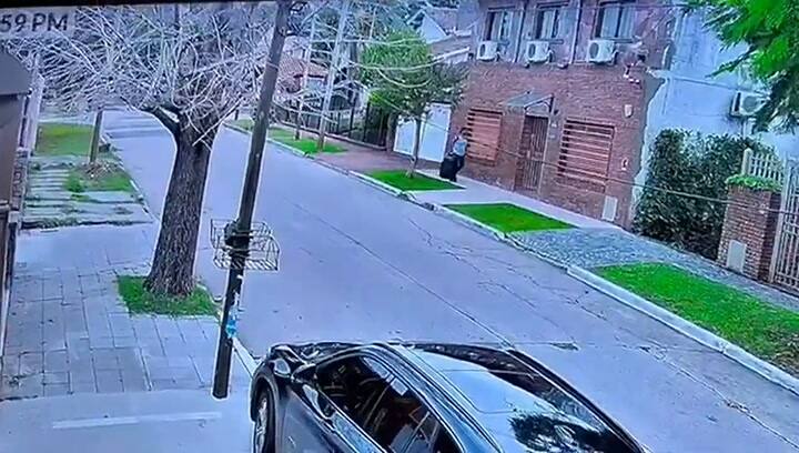 Quilmes: la arrastraron por el piso para robarle pero salieron corriendo