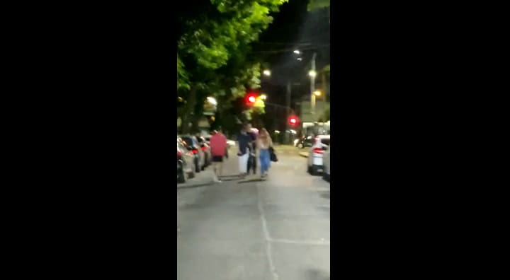 Tres menores imputados por agredir y golpear a un policía en Villa Devoto