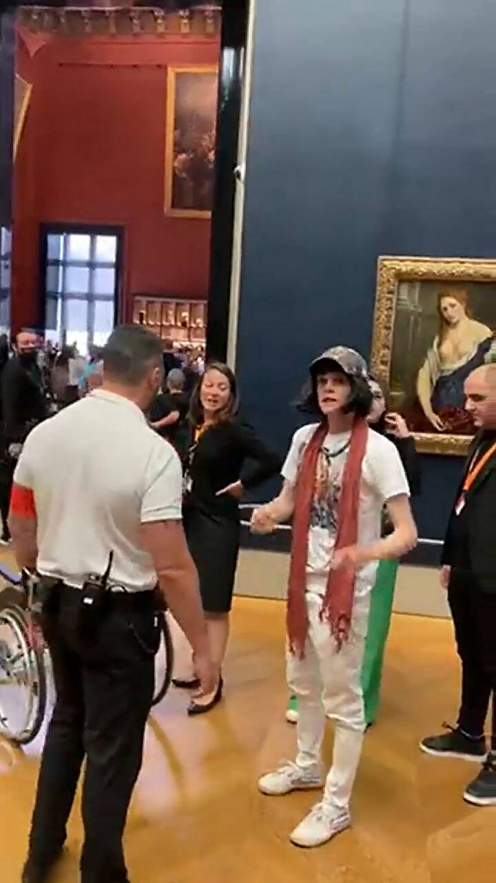 Un hombre disfrazado de anciana le tiró una torta a la Mona Lisa