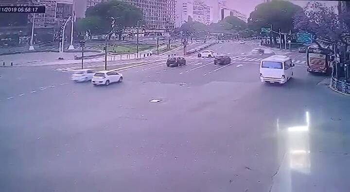 Un futbolista alcoholizado se metió de contramano en el Metrobus y chocó contra otro auto