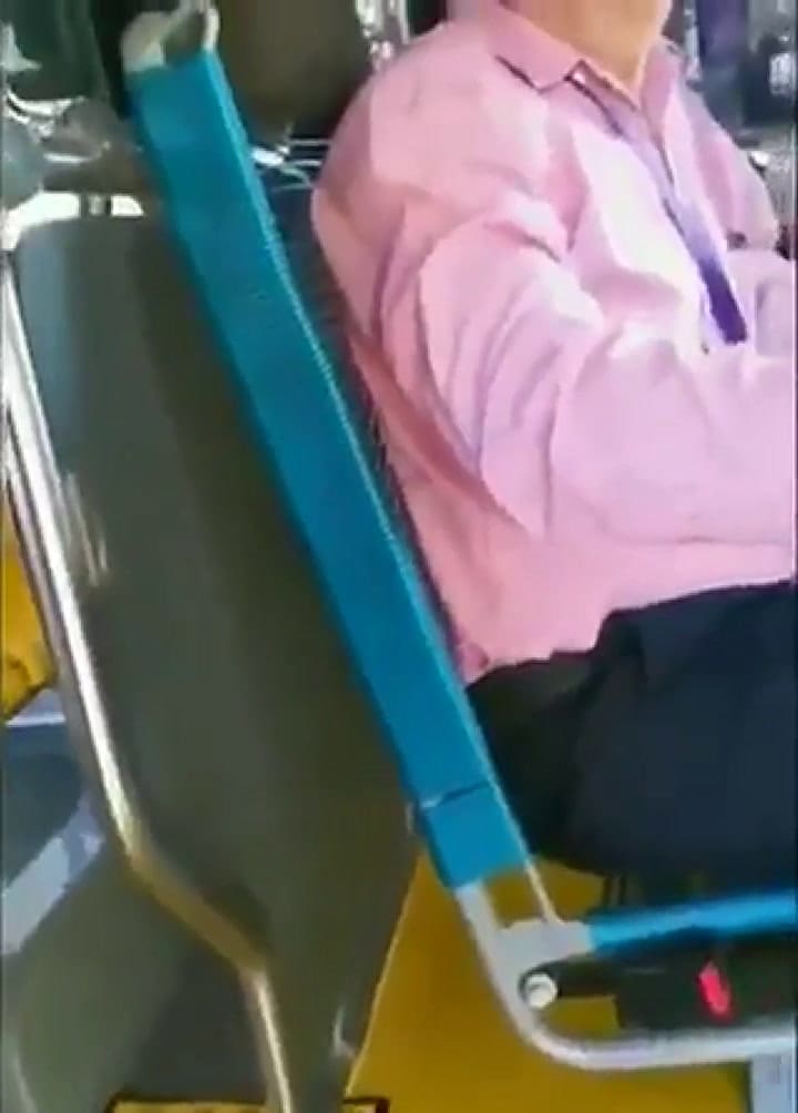 Un chofer echó a una pareja gay del colectivo: 'Acá no se pueden besar' - Fuente: Twitter