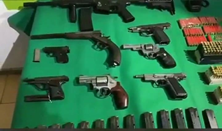 Armas, celulares y dinero incautados a una banda de secuestradores