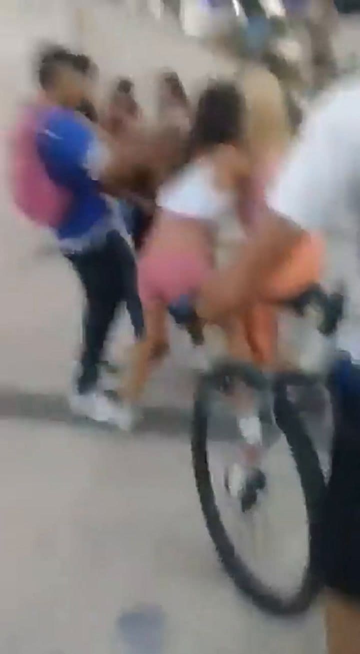 Dos madres detenidas por pelearse luego de que sus hijas hicieran lo mismo en una plaza