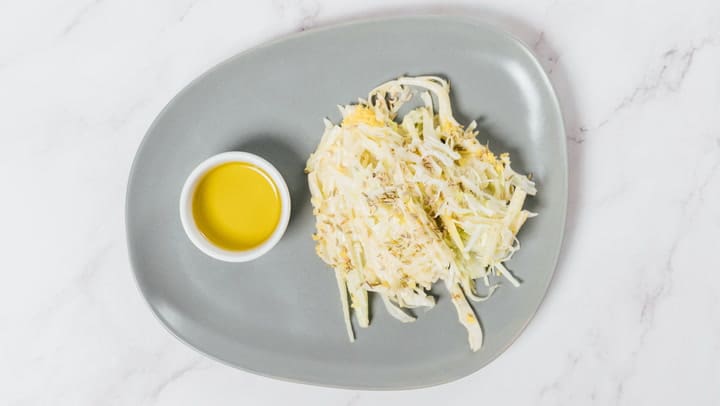 Ensalada de hinojo, repollo, manzana y aceite de trufa