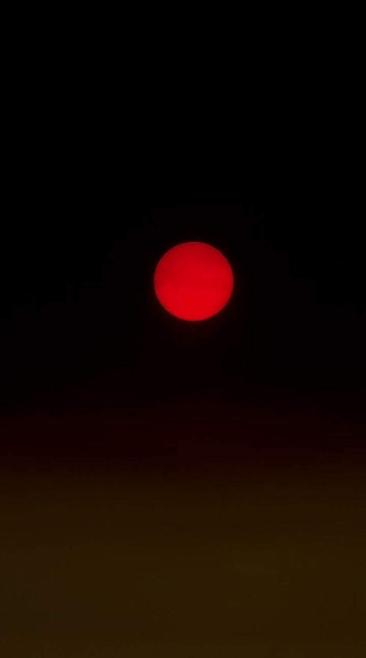 La luna roja en Esquel por efecto de los incendios. Crédito: Catalina del Blanco