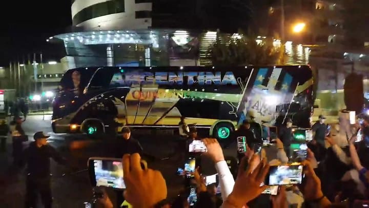 La locura de los hinchas bolivianos por la llegada de la selección argentina a La Paz