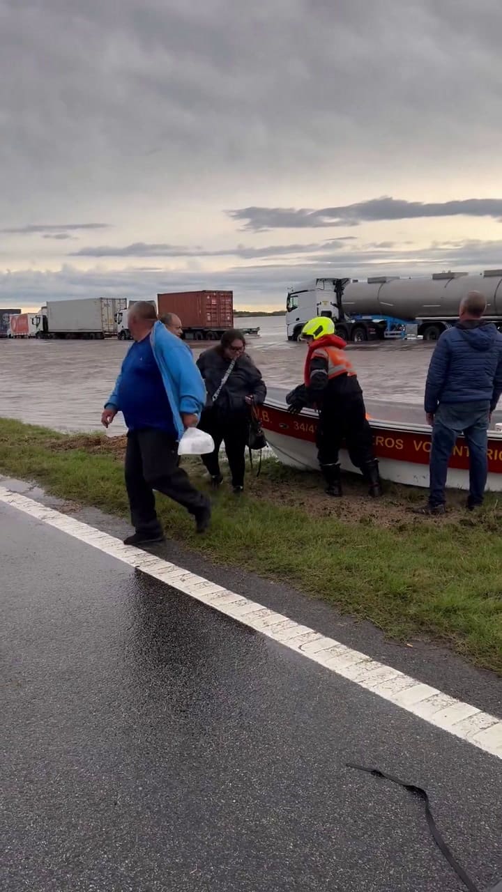El rescate en la ruta 9 de pasajeros varados en un micro que iba de Rosario a Mar del Plata