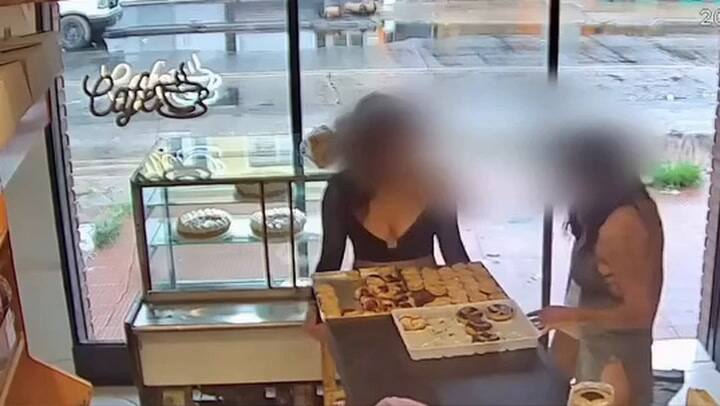 Córdoba: tres adolescentes ingresaron a una panadería, golpearon a una empleada y le robaron el celular
