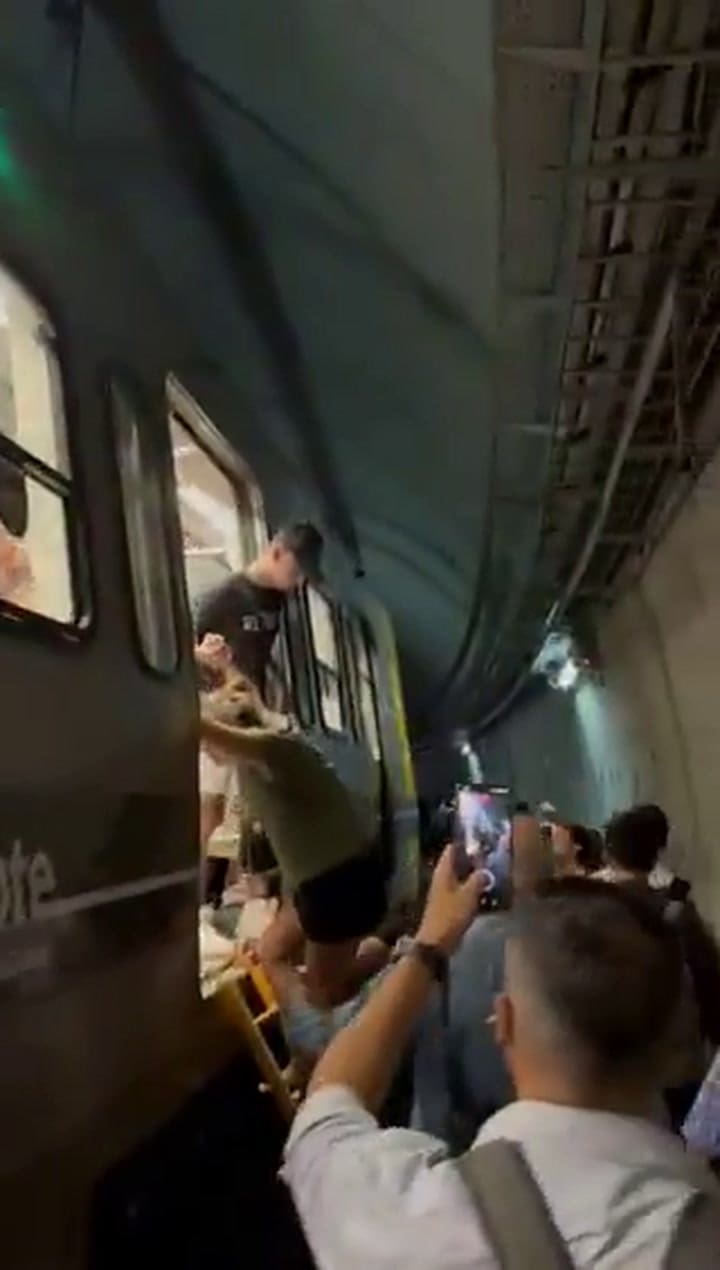 Pasajeros descendieron de la formación del subte.mp4