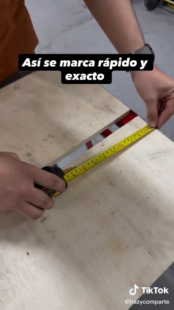 Para qué sirve el gancho metálico de la cinta métrica