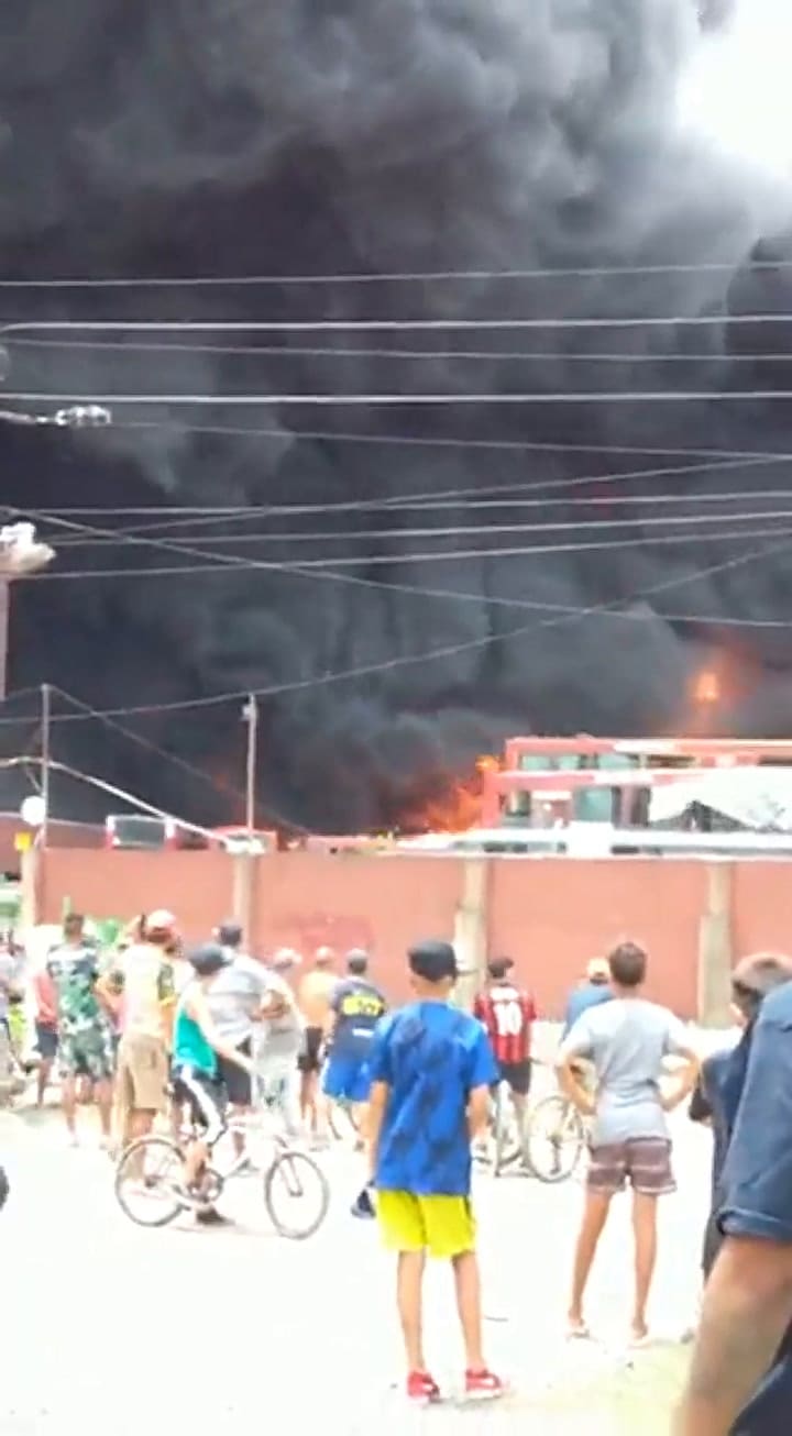 Así se incendiaba el playón de colectivos