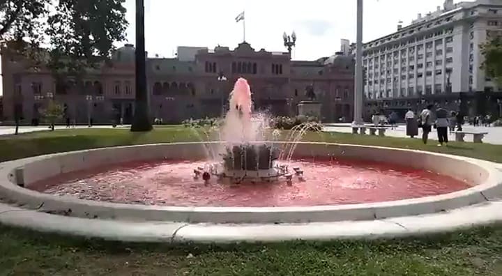 Marcha por Nisman: tiñeron de rojo el agua de dos fuentes de Plaza de Mayo - Fuente: Twitter