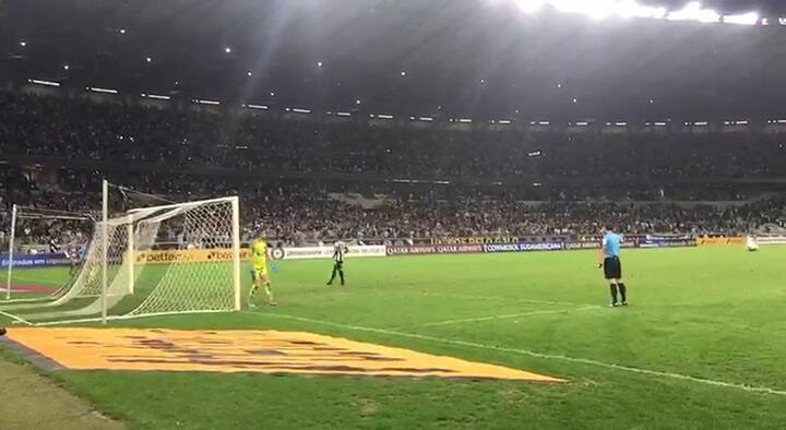 El penal decisivo y los festejos vistos desde el campo de juego - Crédito: @andiyossen