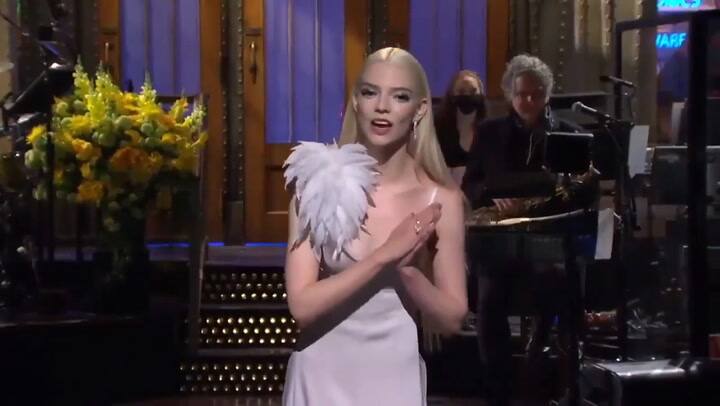 Anya Taylor-Joy hablando español en su debut como presentadora en Saturday Night Live