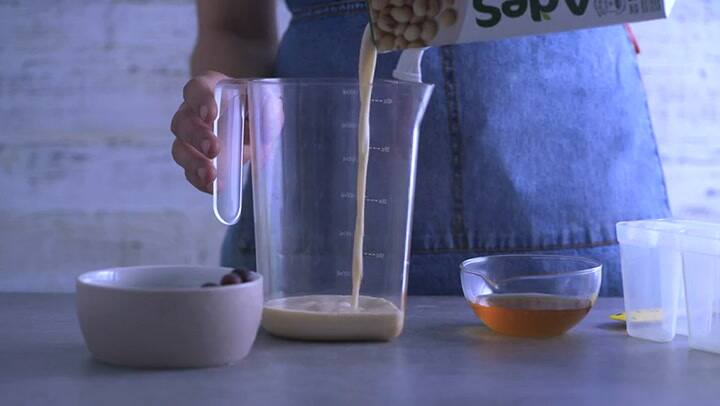 Paso a paso Paletas de arándanos y coco