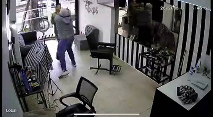 Quiso robar una peluquería, le dieron dos trompadas y terminó abrazado a su víctima