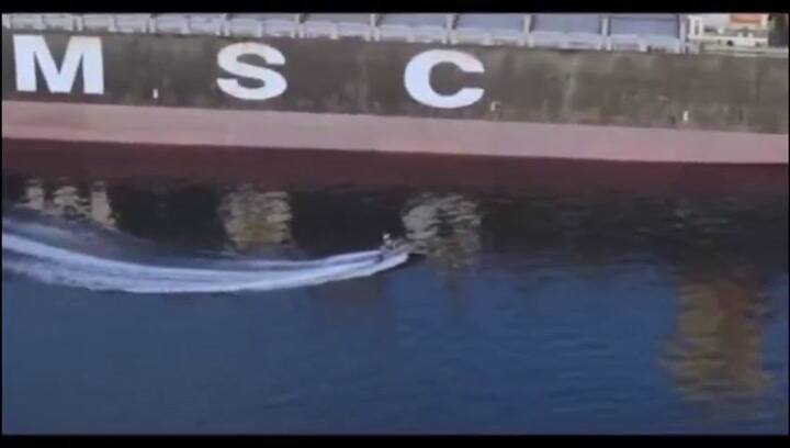 El momento en que los miembros de la Guardia Revolucionaria suben al buque enmascarados