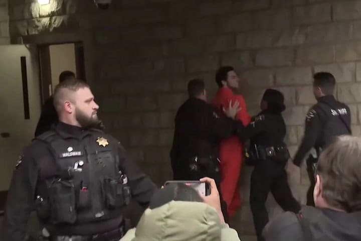 Luigi Mangione, El Presunto Asesino Del CEO De UnitedHealthcare Brian Thompson, Grita A La Prensa GIF