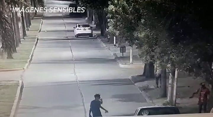 Video. Violento ataque de dos adolescente a un malabarista en Pergamino