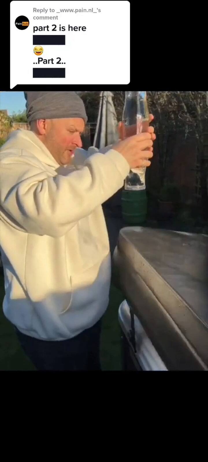 Así es el reto de sacar un billete de entre dos vasos de agua, sin tirar una sola gota