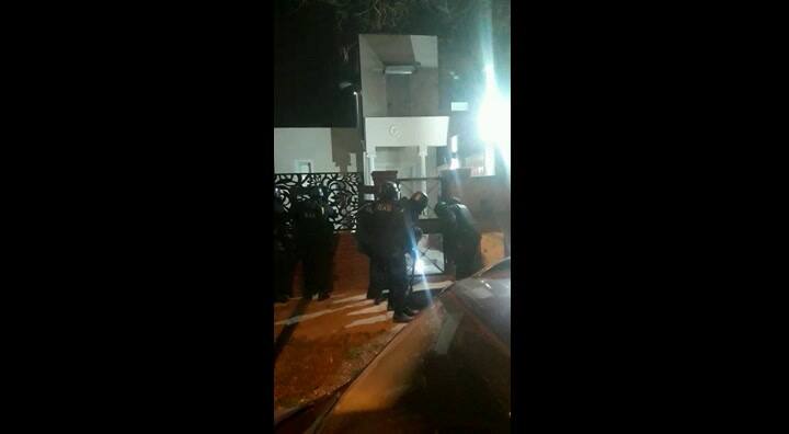 El momento en que los agentes irrumpen en el 'call center' donde se perpetraban los ilícitos