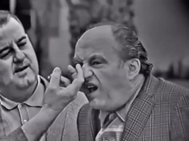 Howard muestra cómo realizaban comedia física sin lastimarse