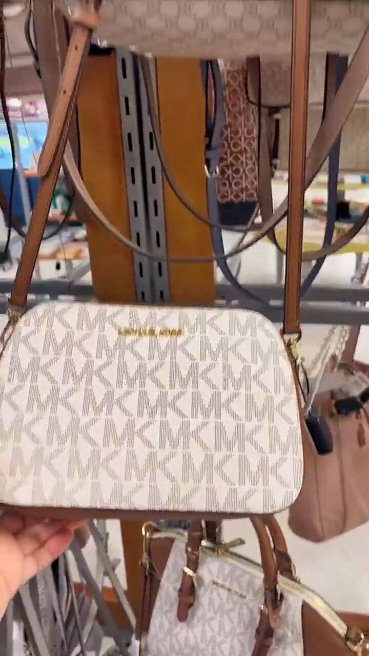 Una tiktoker muestra dónde encontrar bolsos de marcas de lujo con grandes descuentos