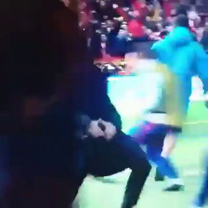 El gesto obseno de Simeone - Fuente: Twitter