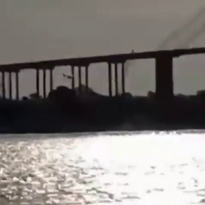 La temerosa maniobra que realizó una avioneta sobre el puente Rosario-Victoria