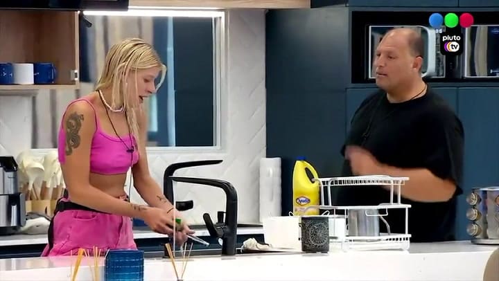 Ariel se acerca a Camila