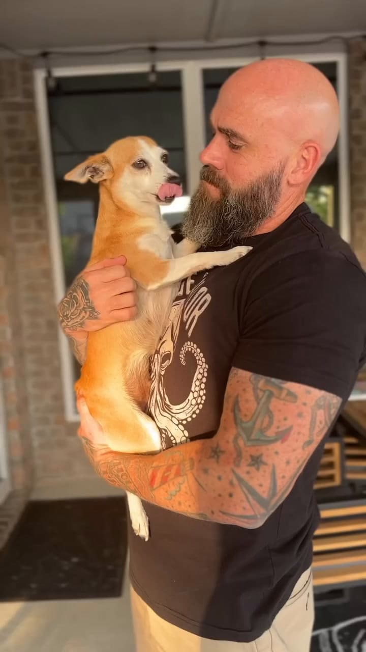 Bella, a cadela que escolheu sua casa