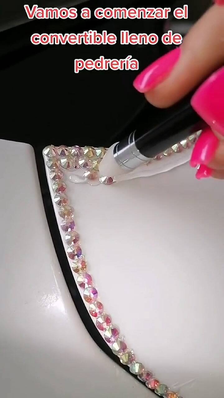 Mujer mexicana publica el proceso de cubrir con pedrería su BMW