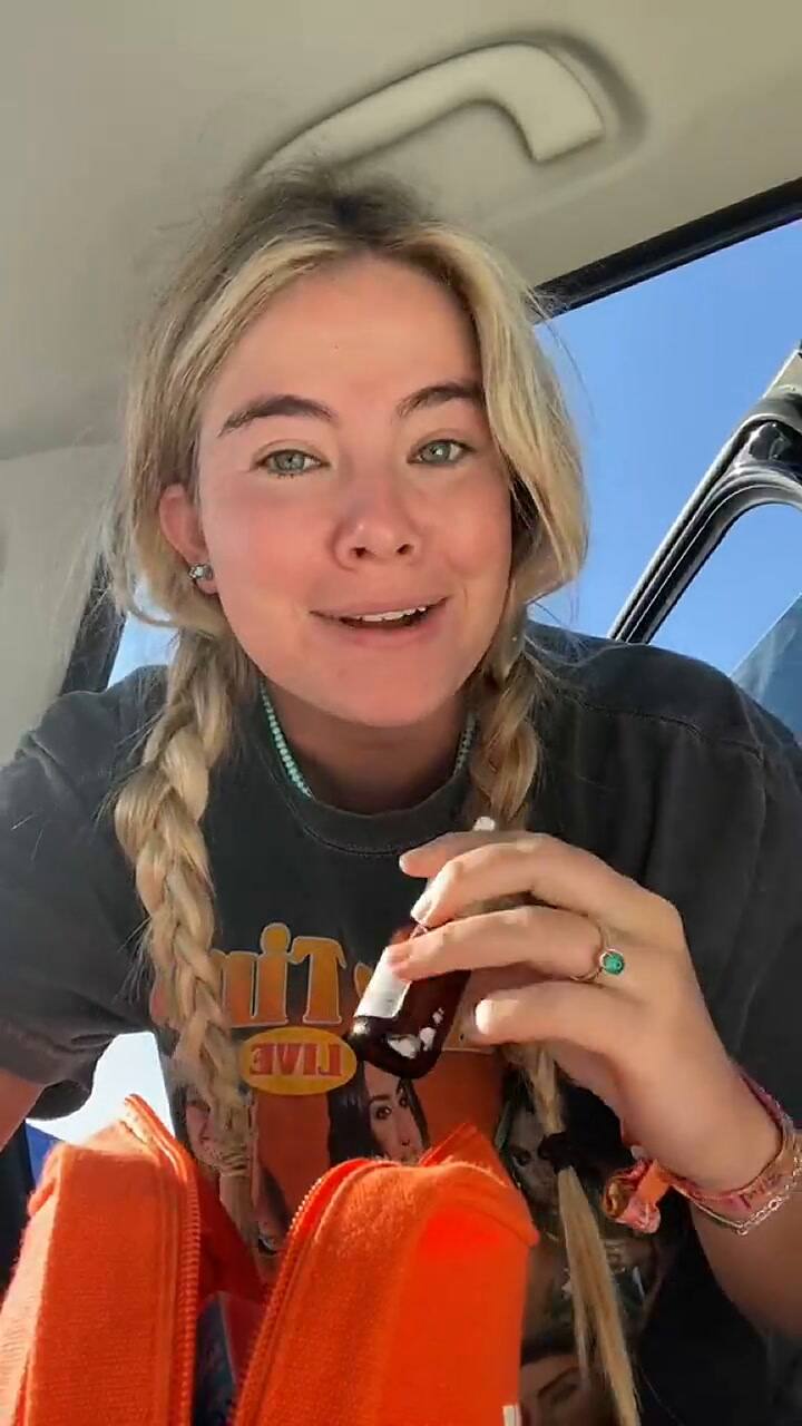 Una joven mostró cómo fue su experiencia al acampar en su auto en Coachella