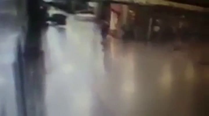 El momento en que un atacante detona una bomba en Estambul