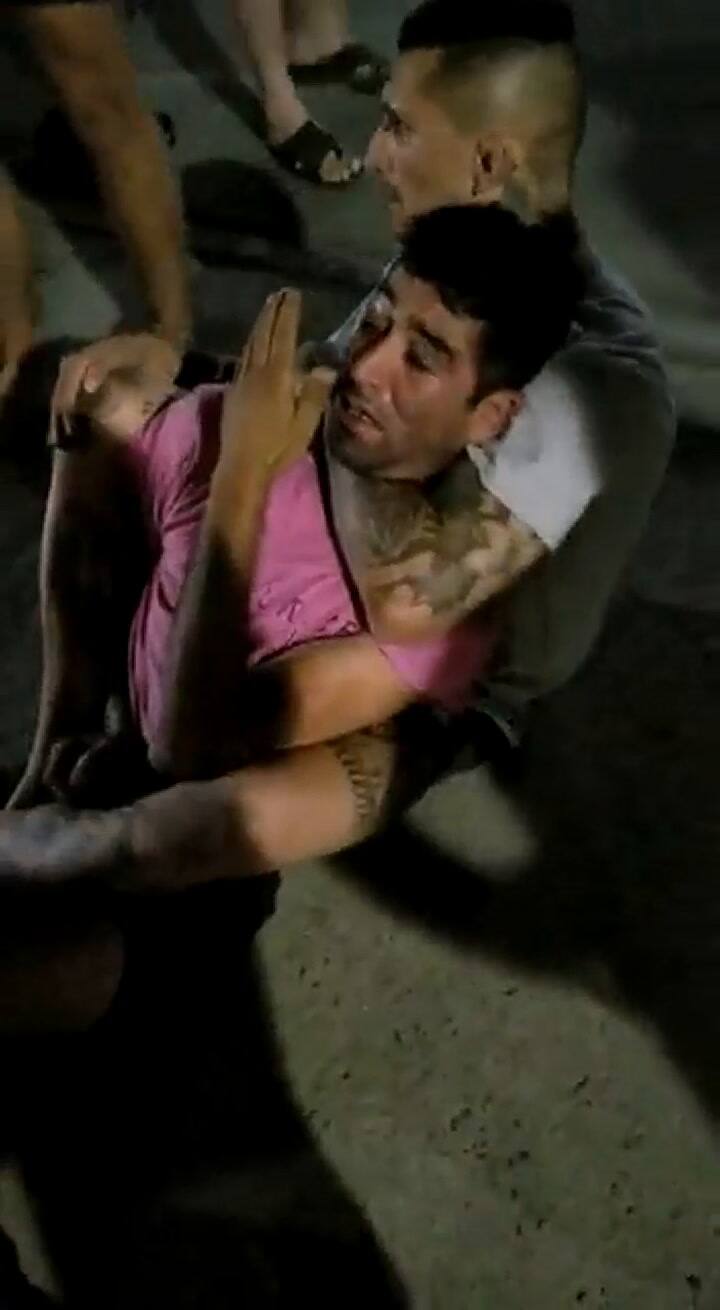 Un luchador de MMA le hizo una toma a un ladrón que le suplicó que lo soltara