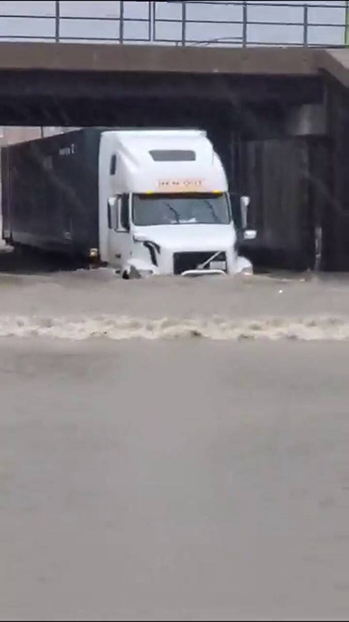 Solo los vehículos más grandes pudieron circular por las zonas inundadas de Chicago