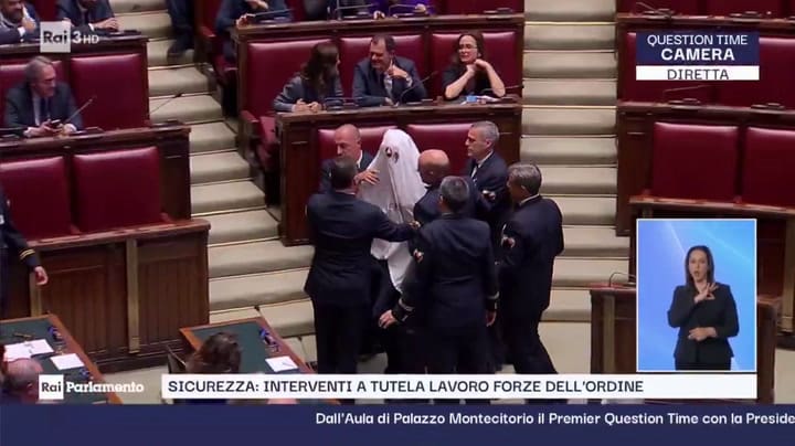 Un miembro del Parlamento italiano se disfraza de fantasma y es expulsado