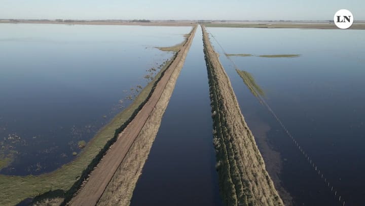 El canal Mercante, en 9 de Julio, y los campos anegados