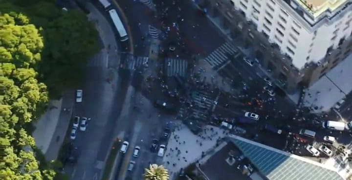 La salida de la caravana desde la Casa Rosada