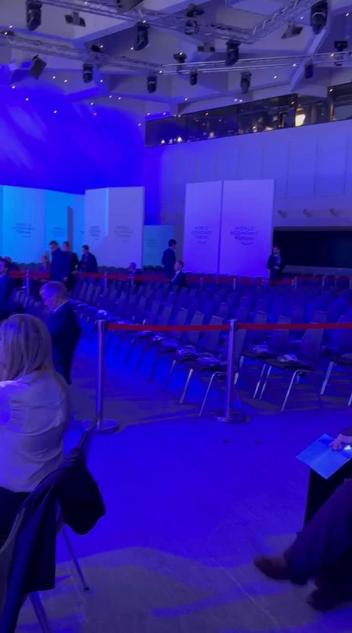 La sala del auditorio en el que expuso Milei