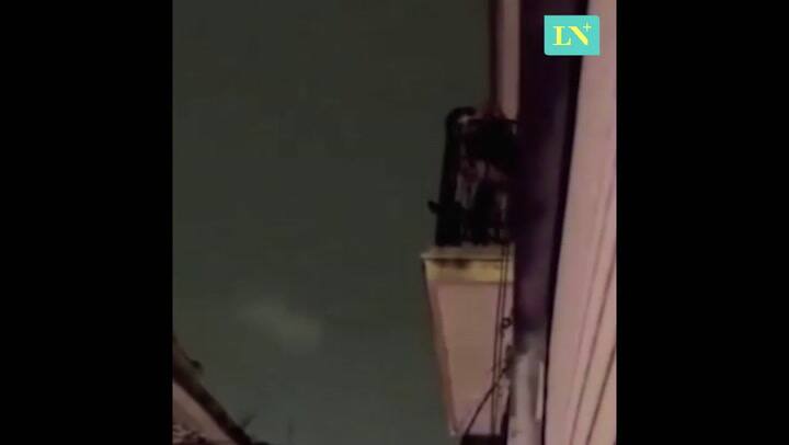 Rodrigo Eguillor y la chica que lo acusó de abuso forcejean en el balcón