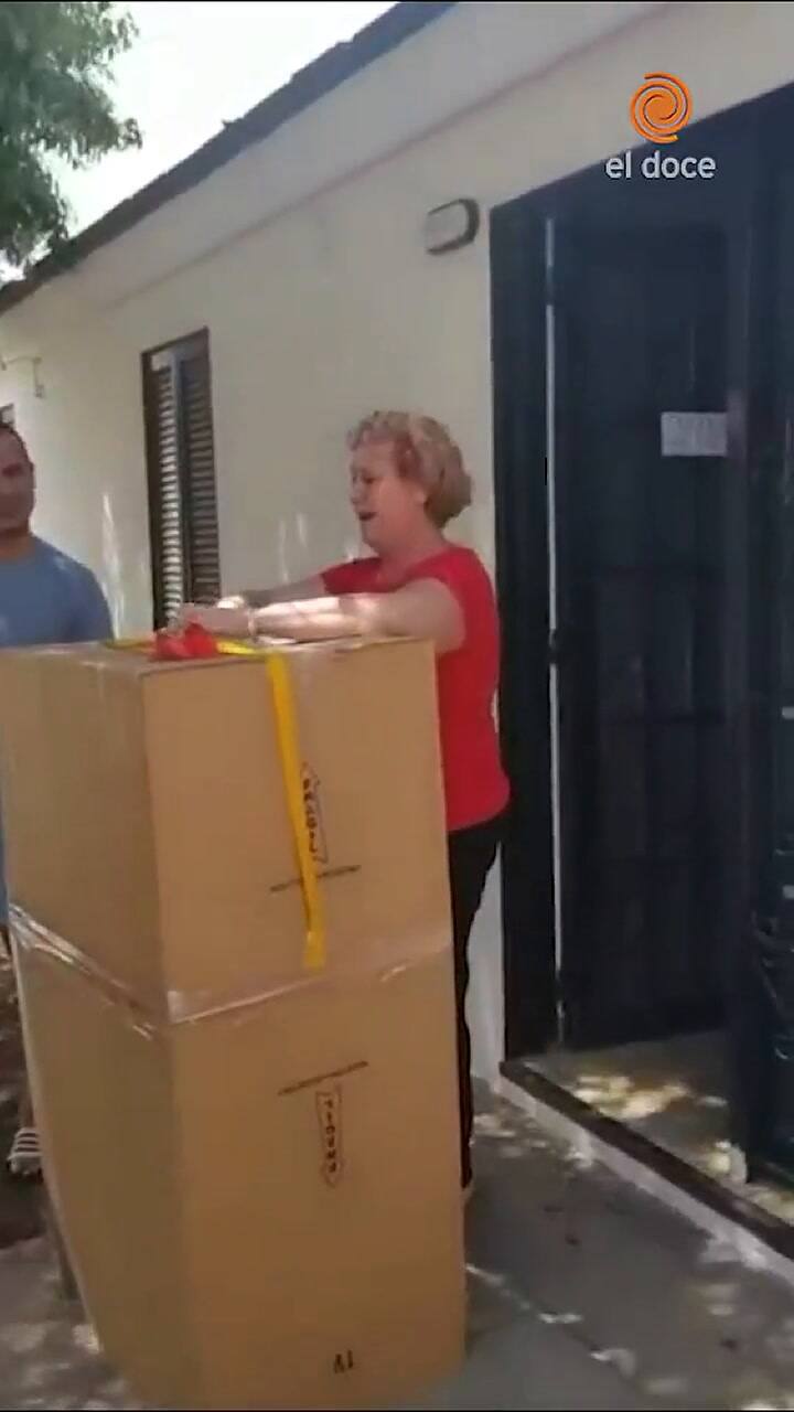 Un joven cordobés que vive en España se escondió en una caja para sorprender a su mamá