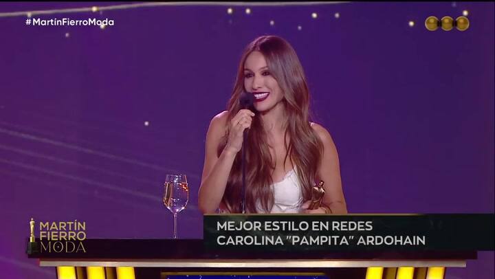Pampita ganó el Martín Fierro de la Moda al "mejor estilo el redes"