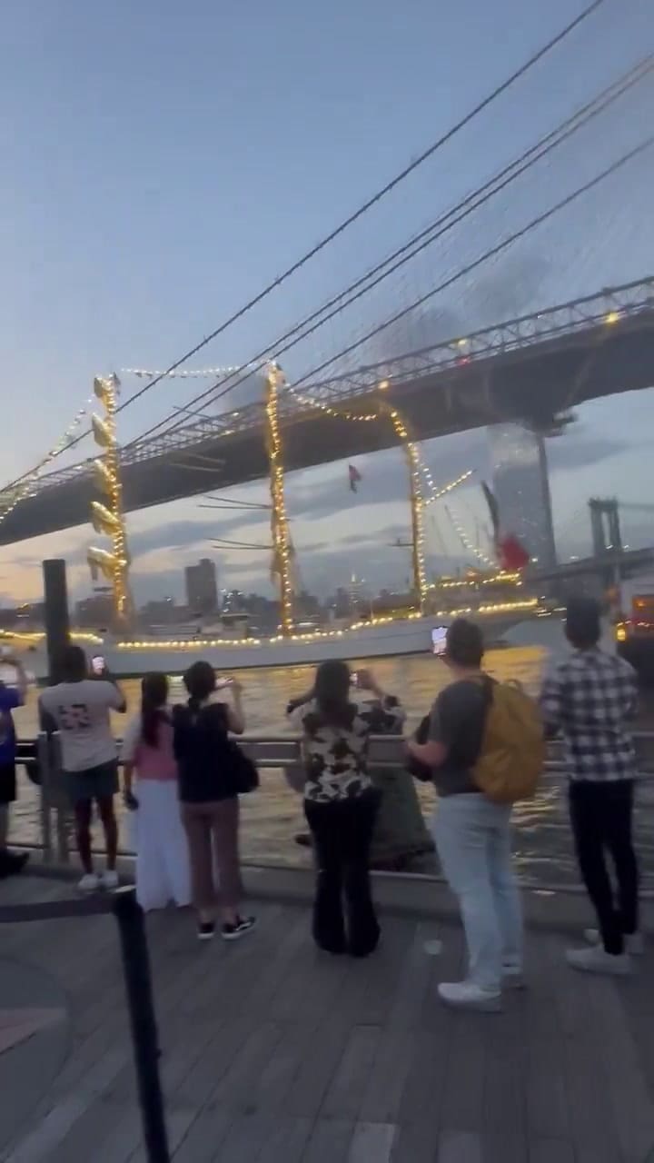 El momento del impacto del buque mexicano contra el Puente de Brooklyn