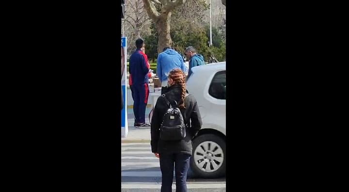 Voluntarios de la campaña de vacunación en la Provincia manipulan boletas electorales del oficialism