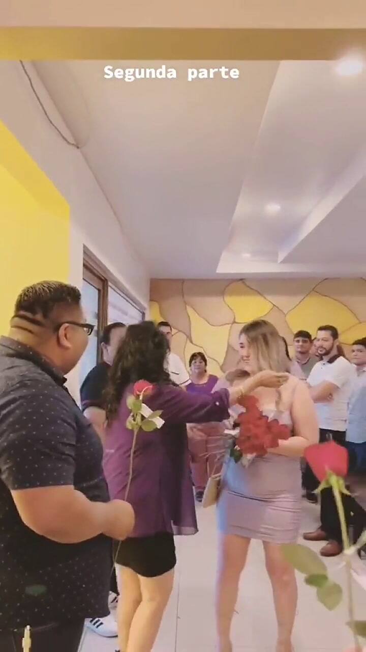 El novio de una tiktoker le pidió matrimonio de una forma inesperada, parte 2