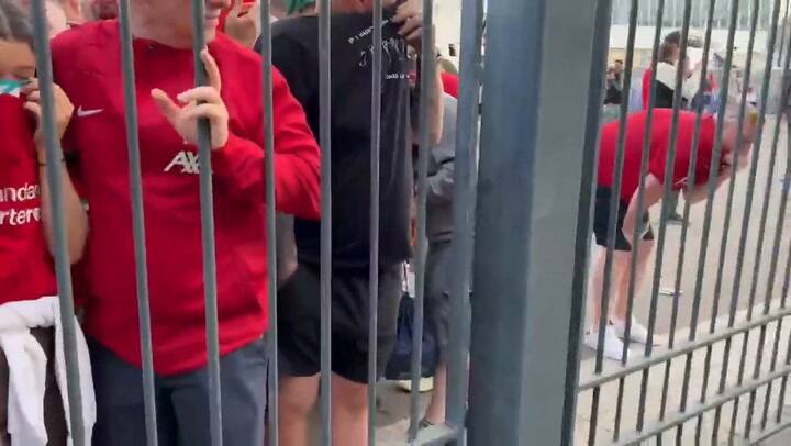 Rociaron a los fans con gas pimienta afuera del estadio de París