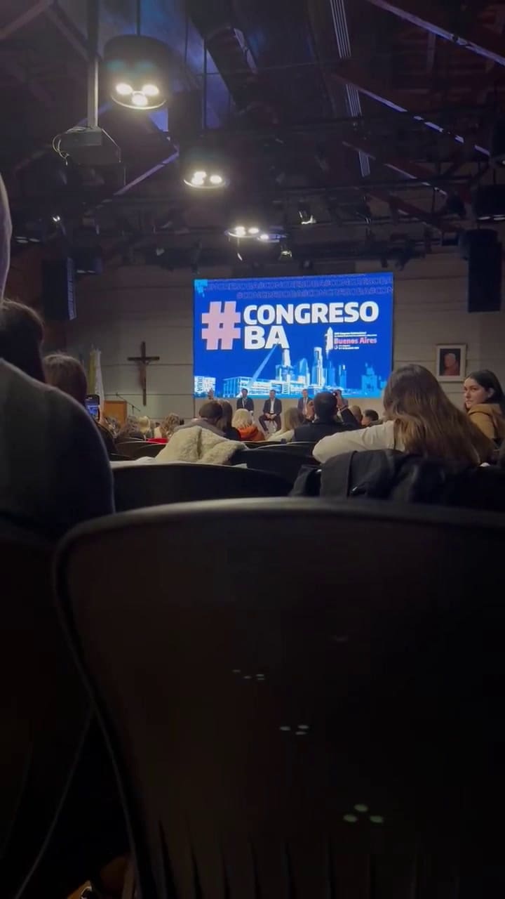 Desde el escenario le pidieron a Espert que hable "con respeto"