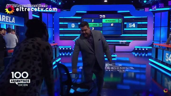 Agotado, Barassi condujo su programa en una silla de computadora - Fuente: eltrece